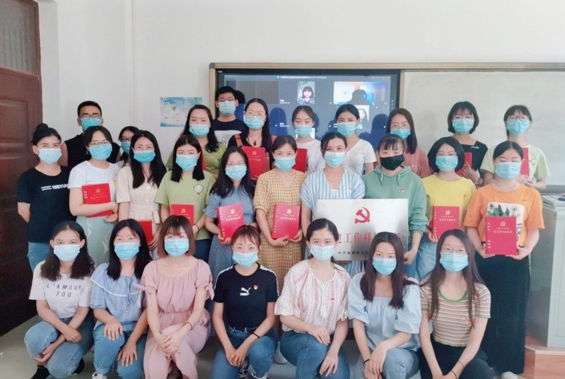 我院本科生第二党支部开展“不忘初心·筑梦远航——欢送毕业生党员”主题党日活动